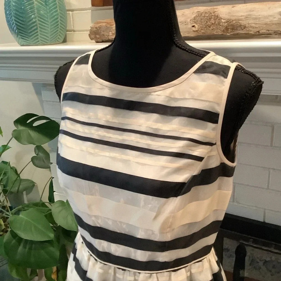 #339 Gorgeous Calvin Klein Ribbon Detail Dress Size 4 - Picture 3 of 9